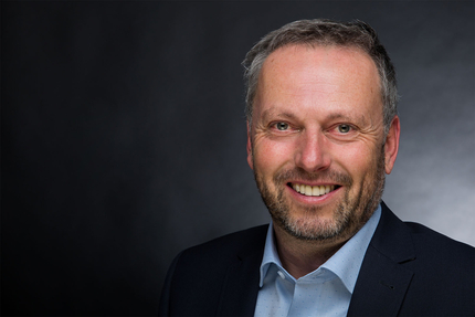 Portrait di Robert Kargruber, CEO e COO presso Kargruber-Stoll, davanti uno sfondo grigio